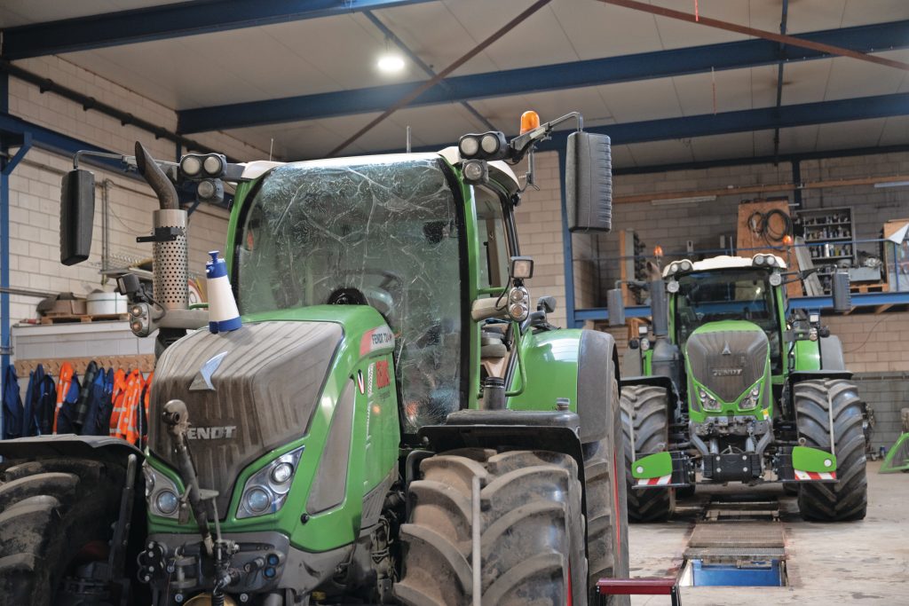 De voorruit is vaak het meeste werk. In geval van rondingen in de ramen is opmeten met een rolmaat geen optie, zoals bij deze Fendt 700-serie. Niels neemt de afmetingen van de folie op door deze op de buitenkant tegen het raam aan te houden. Door het reinigingsmiddel dat hij gebruikt, is de folie na het plakken nog wel te verschuiven over het raam om oneffenheden eruit te halen.