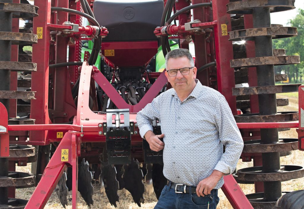 Jan Hulter, mede-eigenaar van l oon- en akkerbouwbedrijf Hulter in Anerveen (Ov.), over de Horsch Joker 6RT-schijveneg: “Er moeten wel pk’s voor staan en dat is met de Fendt 1050 geen probleem. Dan doe je zo 35 hectare per dag.” Foto: Hans Banus