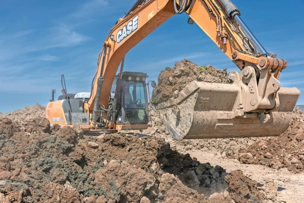Van tarra naar een mooie, compostachtige grond lukt alleen als je regelmatig plaatsneemt achter de poken van de Case CX250C. De zware rupskraan is geen overbodige luxe. Het keren van de grond met brokken blauwe klei is belangrijk om er zuurstof in te krijgen.