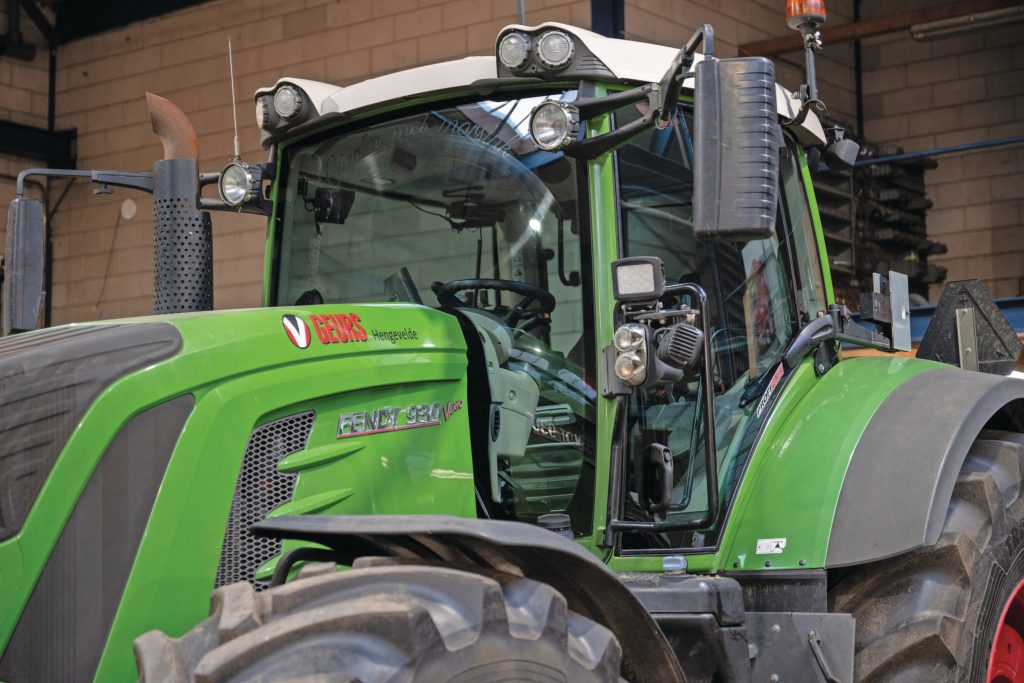 Naast de stoere donkere tint (volledig legaal) op de ramen zorgt de blindering ook voor meer comfort voor de chauffeur. De raamfolie beschermt de chauffeur tegen uv-straling en warmtestraling. De cabine blijft koeler en de airco hoeft minder hard te werken, wat brandstof bespaart.