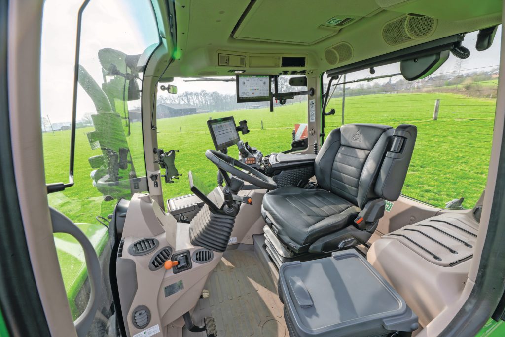 De elektrisch verstelbare stoel van Isringhausen neemt automatisch de juiste positie aan als je een ander bestuurdersprofiel kiest. De stoel is heel comfortabel. Wat je zeker moet kiezen: de automatische parkeerrem. Dan heb je die hendel, die ver linksonder zit, ook niet meer nodig. Foto: Michel Velderman