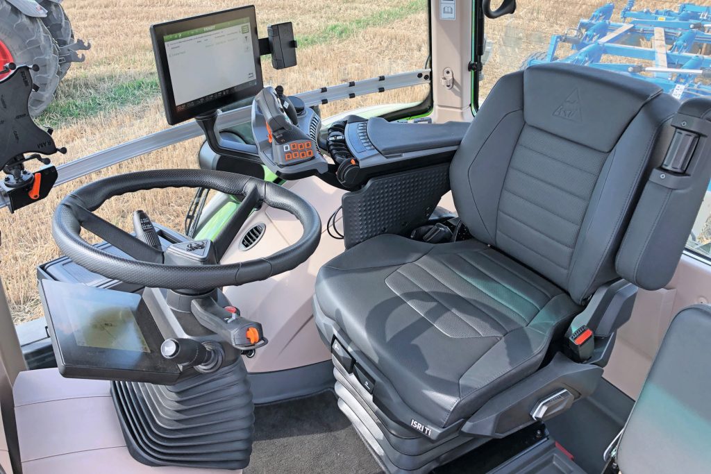 Het typerende FendtOne-interieur, met nu een luxe Isri luchtgeveerde, verwarmde, geventileerde én masserende stoel voor de chauffeur. De cabine heet X6 en zou voorin iets breder zijn dan die in de vorige generatie Fendt-cabines.