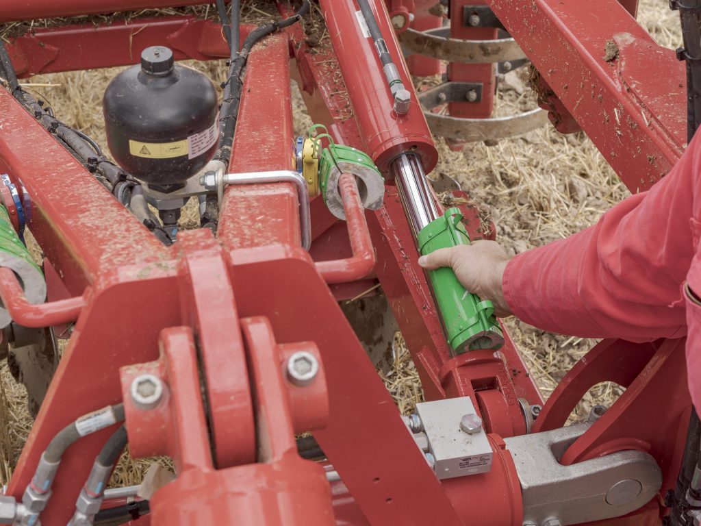 Eigenlijk het enige minpunt van de Joker RT is dat je de groene clips van de transportvergrending rond in totaal zeven cilinders handmatig moet verwijderen voordat je op het veld aan de slag kunt.