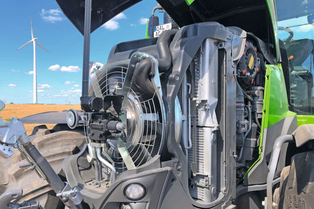 Net als de Vario 700, 900 en 1000 heeft ook de 800-serie een hydraulisch aangedreven, drukkende luchtstroom door het koelpakket. Het ventiel om de draairichting om te keren en dus de radiateurs te reinigen, is een optie.