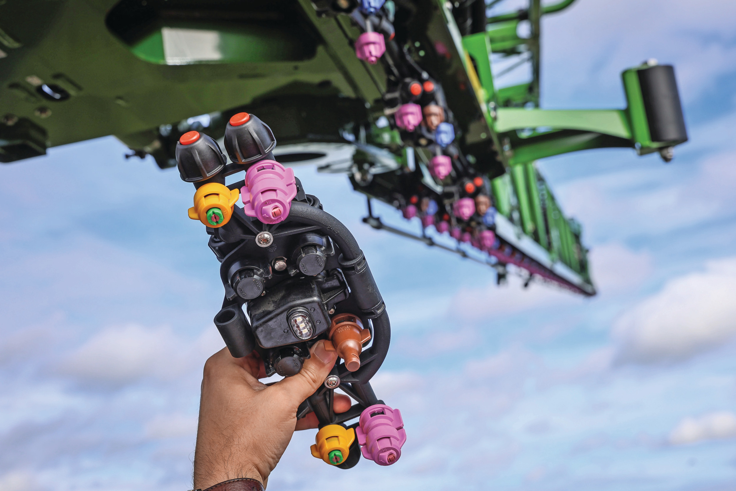 Amazone kan nu dubbele dophouders op 25 cm dopafstand leveren op de spuitmachines. Foto: Matthijs Verhagen