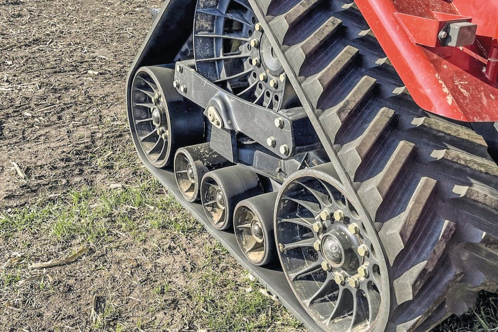 Zuidberg levert de eerste twee maten zelfgeproduceerde rubbertracks. Hier zijn de matten gemonteerd op de Case IH Quadtrac.