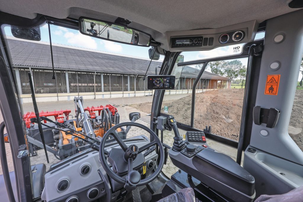 In de cabine biedt de Case 421G de ergonomie zoals je die in een moderne machine mag verwachten, met meeverende joystickconsole, een uitgebreid verstelbare stuurkolom en een fraai kleurendisplay. De cabine is niet heel ruim maar kent goede zichtlijnen. Dat is met name naar rechts sterk verbeterd. Let ook op de mega binnenspiegel.