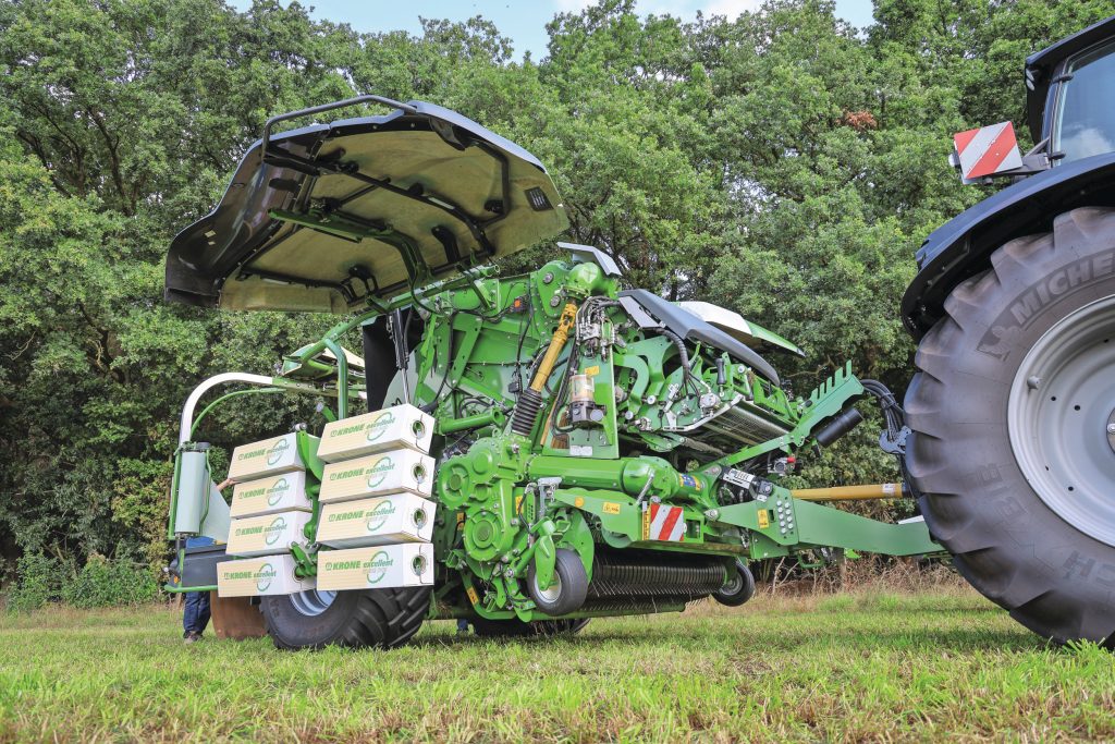 Met een druk op de terminal gaan beide zijkappen open en zakt de folievoorraad op veldniveau. De aandrijflijn herbergt geen kettingen en tandwielen, de slipkoppeling staat op 5.000 Nm.