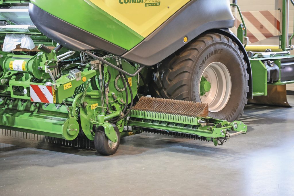 De snijinrichting telt 41 messen, via een lade is deze uittrekbaar. Vanwege het korte snijden is de brede persband noodzaak om verlies te voorkomen.