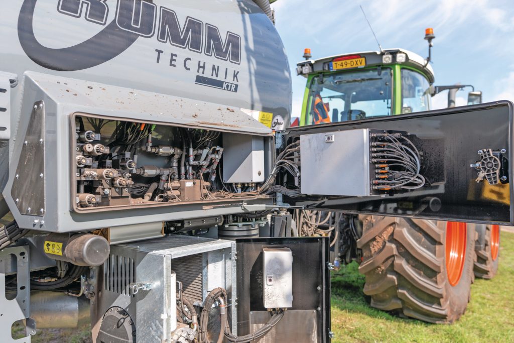 Alle types van alle bouwjaren beschikken over dezelfde besturingskast. Deze tank is voorbereid op alle opties, die je zo kunt inpluggen met een stekker. Foto: Michel Velderman