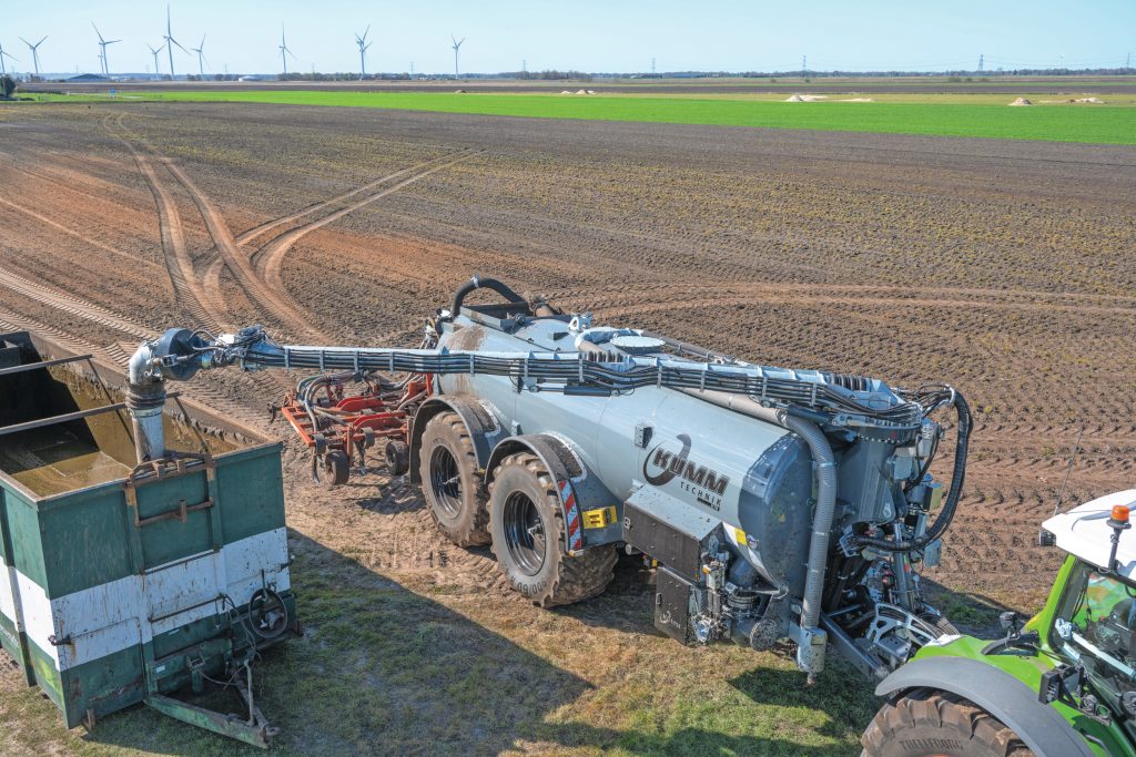 Landbouwbedrijf Buijs in Emmer-Compascuum is eigenaar van deze 21-kuubs tandemasser. Foto: Michel Velderman