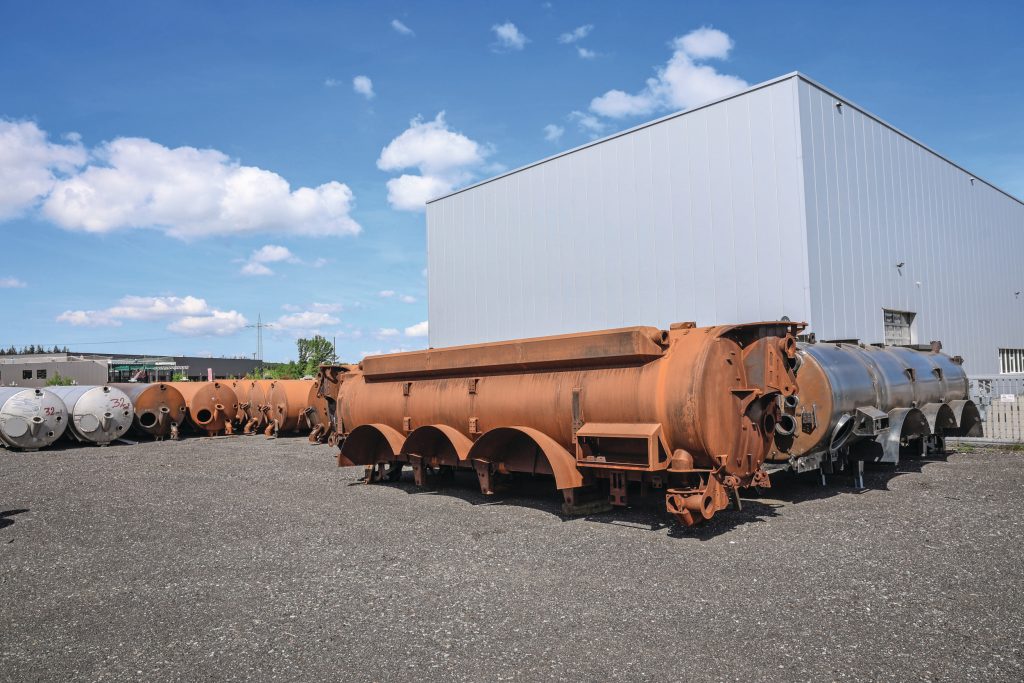 Alle tanks zijn in de basis identiek en voorbereid op de verschillende opties. Kumm kan ze dus in series op voorraad lassen. Pas na verkoop gaat een tank naar de spuiter en direct in de eindmontage. Foto: Matthijs Verhagen