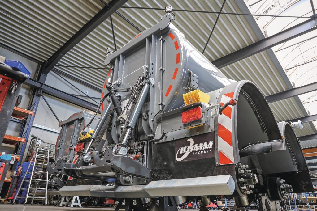 Alle Kumm-tanks, van enkelasser tot tridem, hebben dezelfde achterkant. Die is voorbereid op een 9-tons hef. De zelfdragende tank is hiertoe ook aan de binnenzijde versterkt. Foto: Matthijs Verhagen