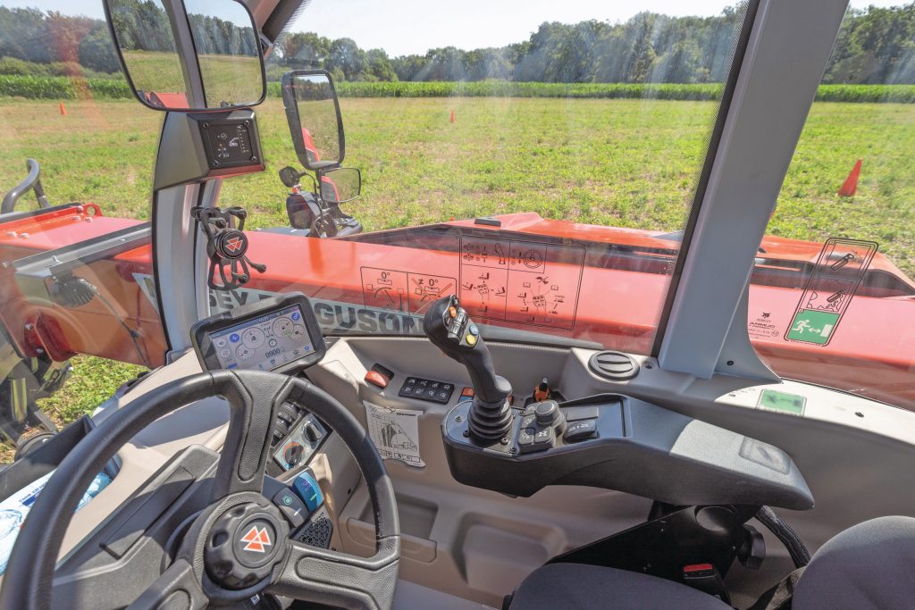 De verreiker heeft handige functies; je kunt gemakkelijk de hefhoogte beperken of posities voor de giek opslaan. Er is zelfs een touchscreen.