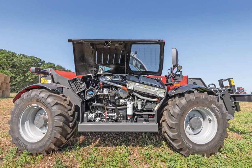 Onder de kap ligt een 135 pk sterke viercilinder. De Massey Ferguson-verreiker onderscheidt zich met een vrij grote hydrauliekpomp: 190 liter per minuut. De giek schiet snel omhoog.