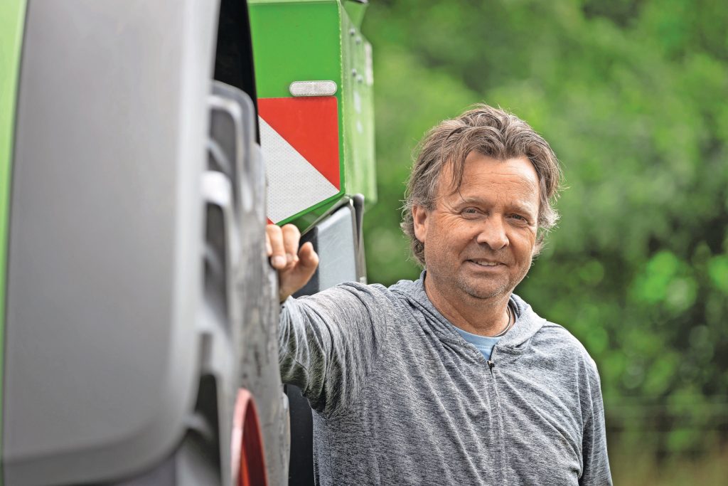 Jan de Hoop (52), loonwerker in Drogeham (Fr.): “Ik kan in één keer draaien op 12 meter kopakker. Ik heb wel twee rempedalen, maar ik heb ze maar één keer losgekoppeld.” Foto: Bob Karsten