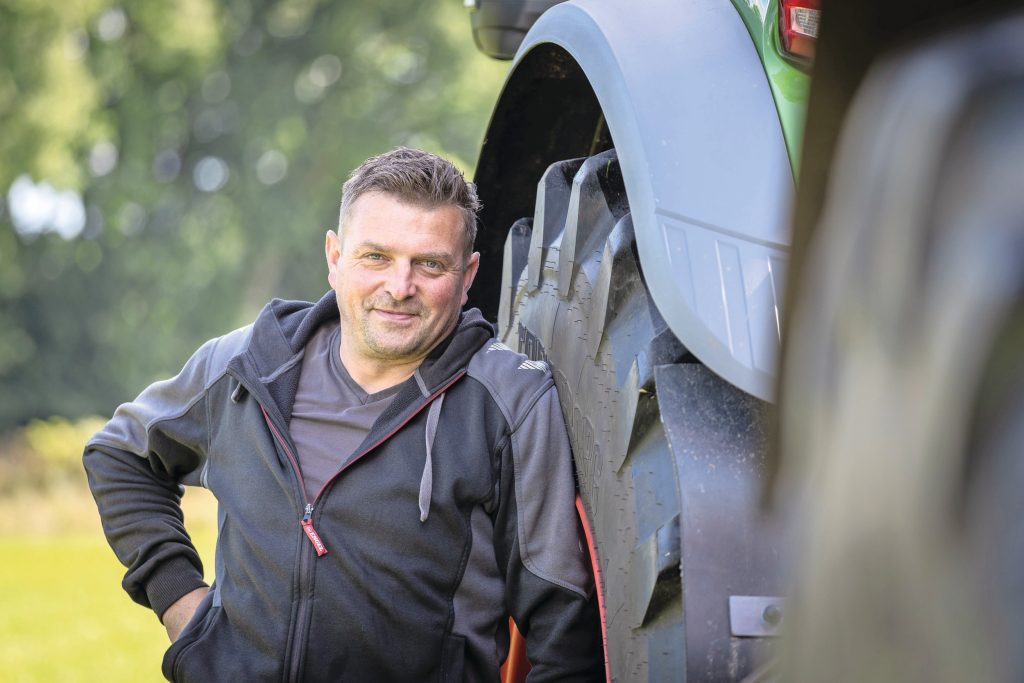 Gerrit van de Brug (35), loonwerker, Elspeet (Gld.): "Op de weg trekt-ie als een speer weg, dat is echt bizar. Alleen tijdens het uitrijden merk je soms: het is geen 820 Vario." Foto: Bob Karsten