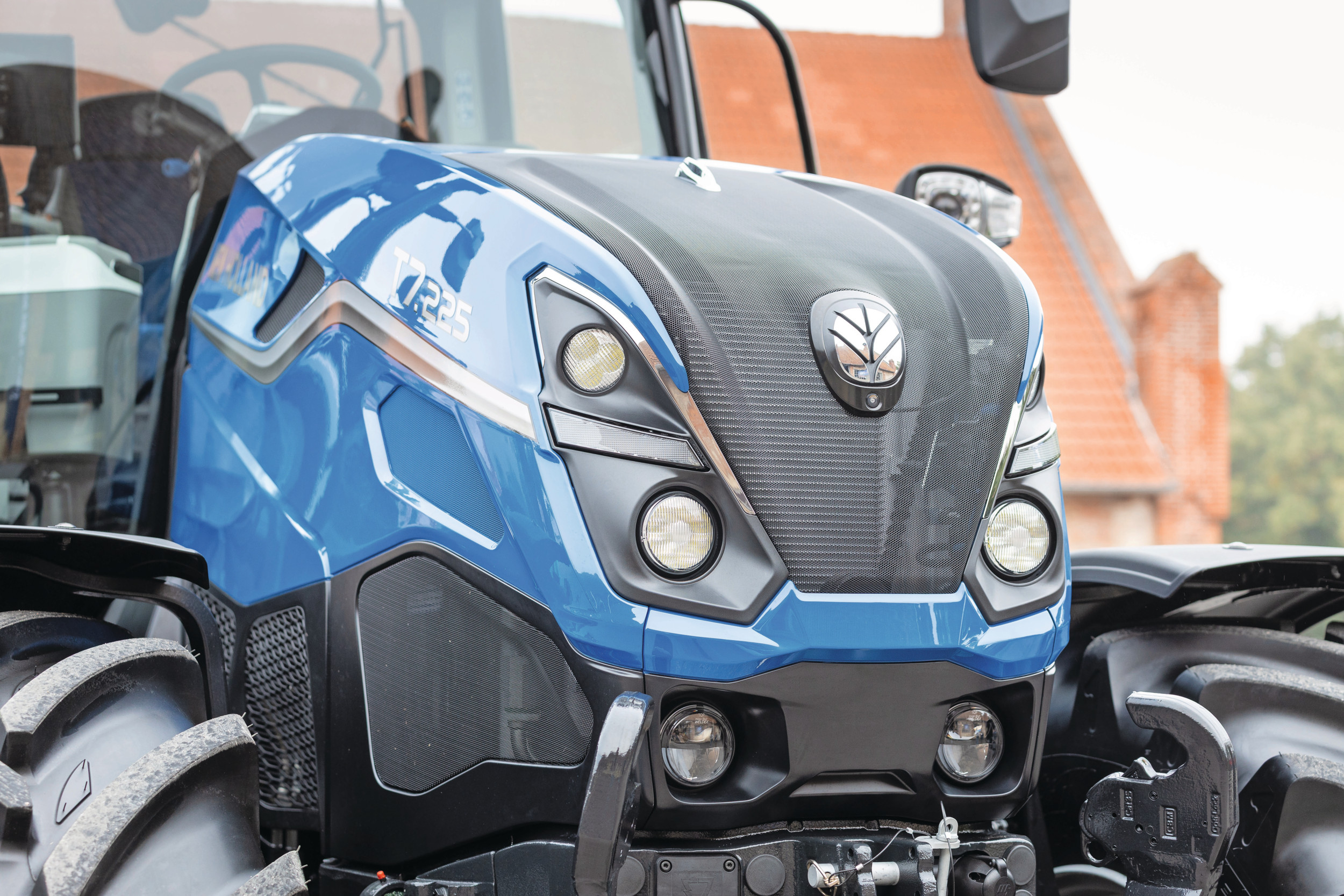 New Holland schakelt over naar een donkerdere kleur blauw voor zijn trekkers. De fabrikant noemt deze nieuwe kleur Dynamic Blue. Foto's: Bob Karsten