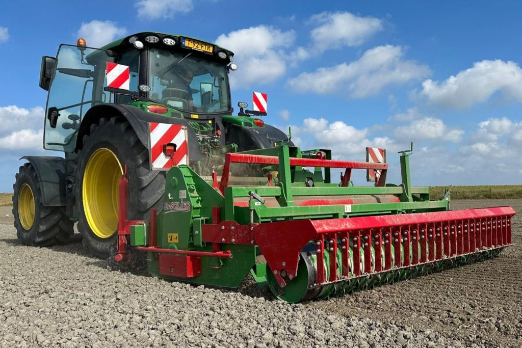 De Baselier UKF is een 3.000 kilo zware overtopfrees met de grootste rotor van Nederland (75 cm), geschikt voor zware gronden en diverse teelten. Foto: Baselier