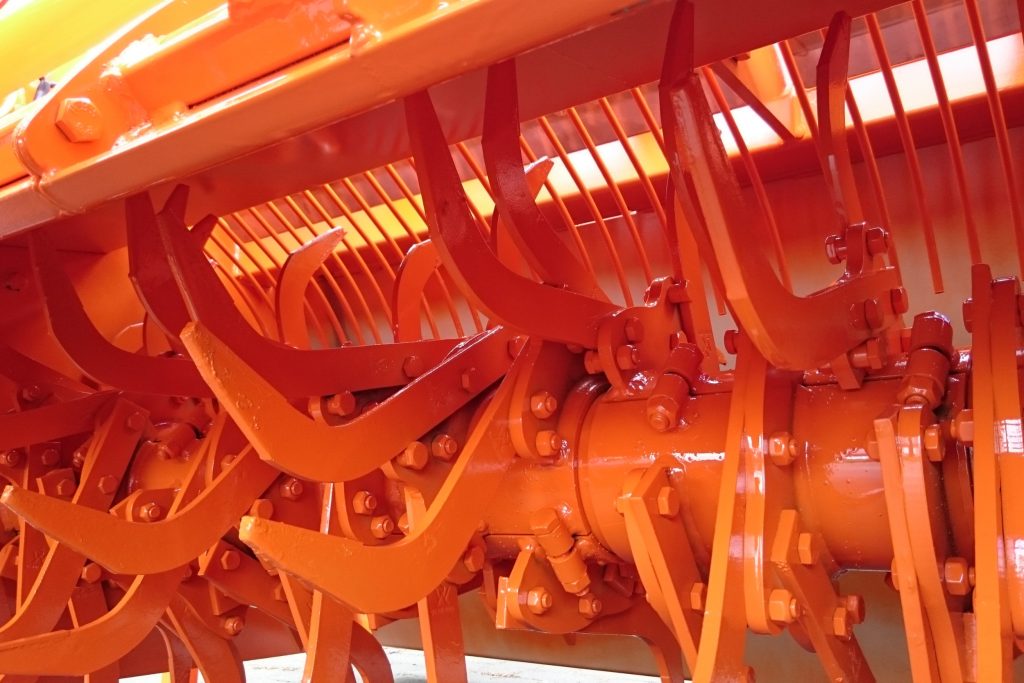 Struik Holland kiest voor een hakenfrees in plaats van messen. Haken bevorderen de capillaire werking, terwijl messen de grond dicht slaan. Wel is er meer vermogen nodig. Foto: Struik Holland