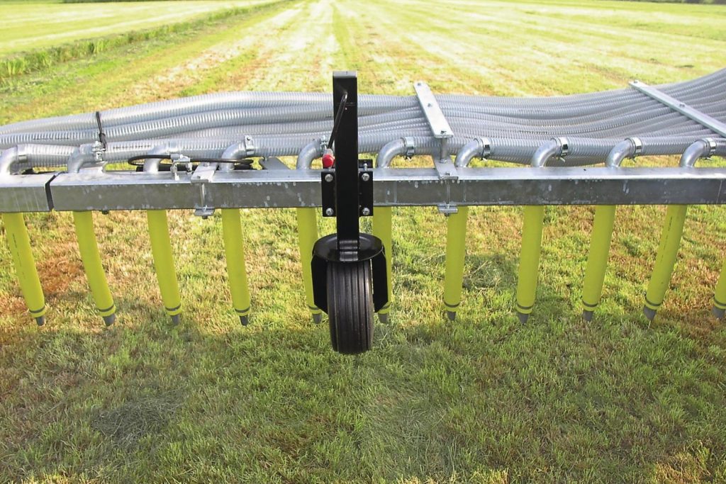 De sleepvoetbemester mag, mits er 30% water toegevoegd wordt, gebruikt worden op klei- en veengronden. De bemester legt de mest op het land en brengt daardoor geen schade aan aan de graszoden.