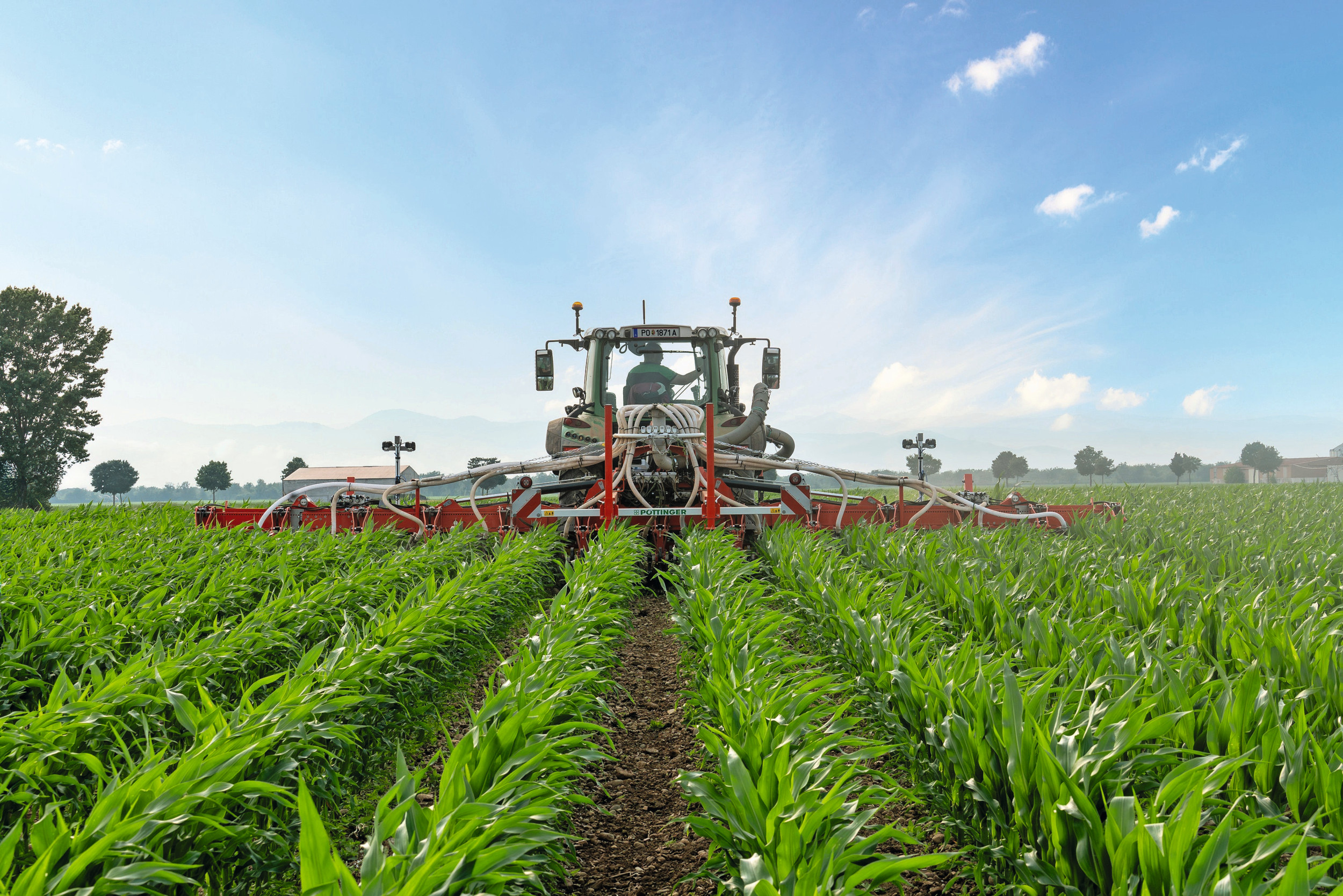 Pöttinger heeft de Flexcare V-schoffel uitgevoerd met een pneumatisch verdeelsysteem. Bovendien is het werktuig volgens de machinefabrikant eenvoudig aan te passen aan verschillende teelten en rijafstanden. Foto's: Pöttinger