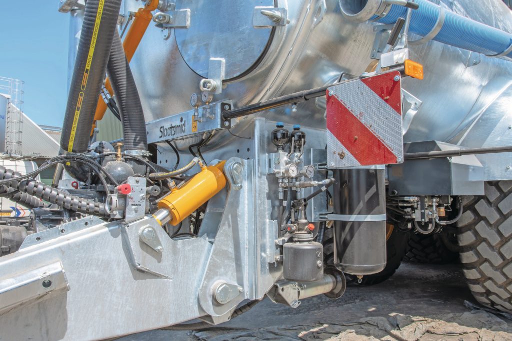 Optioneel is een hydraulisch geveerde dissel leverbaar op de Sigma-tank. Anders dan bij de Solid-mesttanks zijn de assen ook geveerd opgehangen. Standaard mechanische paraboolvering, optioneel hydraulisch geveerd. De Sigma 205 heeft standaard hydraulische vering.