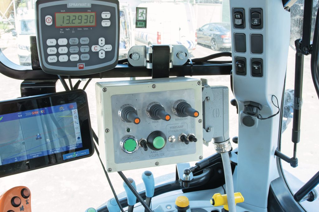 De bediening bij een tank zonder Isobus gaat over een bedieningskast die elektronisch een volgordeblok aanstuurt. Ook is er een scherm te vinden dat de waardes van de doorstroommeter toont. Met een elektrische afsluiter kun je vrij nauwkeurig de gift sturen.