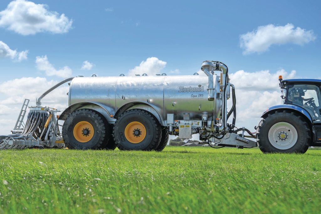 De romp van de Sigma-tandemasser van Slootsmid is gefabriceerd uit 2 meter lange gelaste delen van 6 millimeter dik plaatstaal. Voor de Sigma-mesttanks komt er een extra sectie van 2 meter in de tank. De wielkasten zijn verzonken in de tank, waardoor je er flinke banden onder kunt plaatsen.