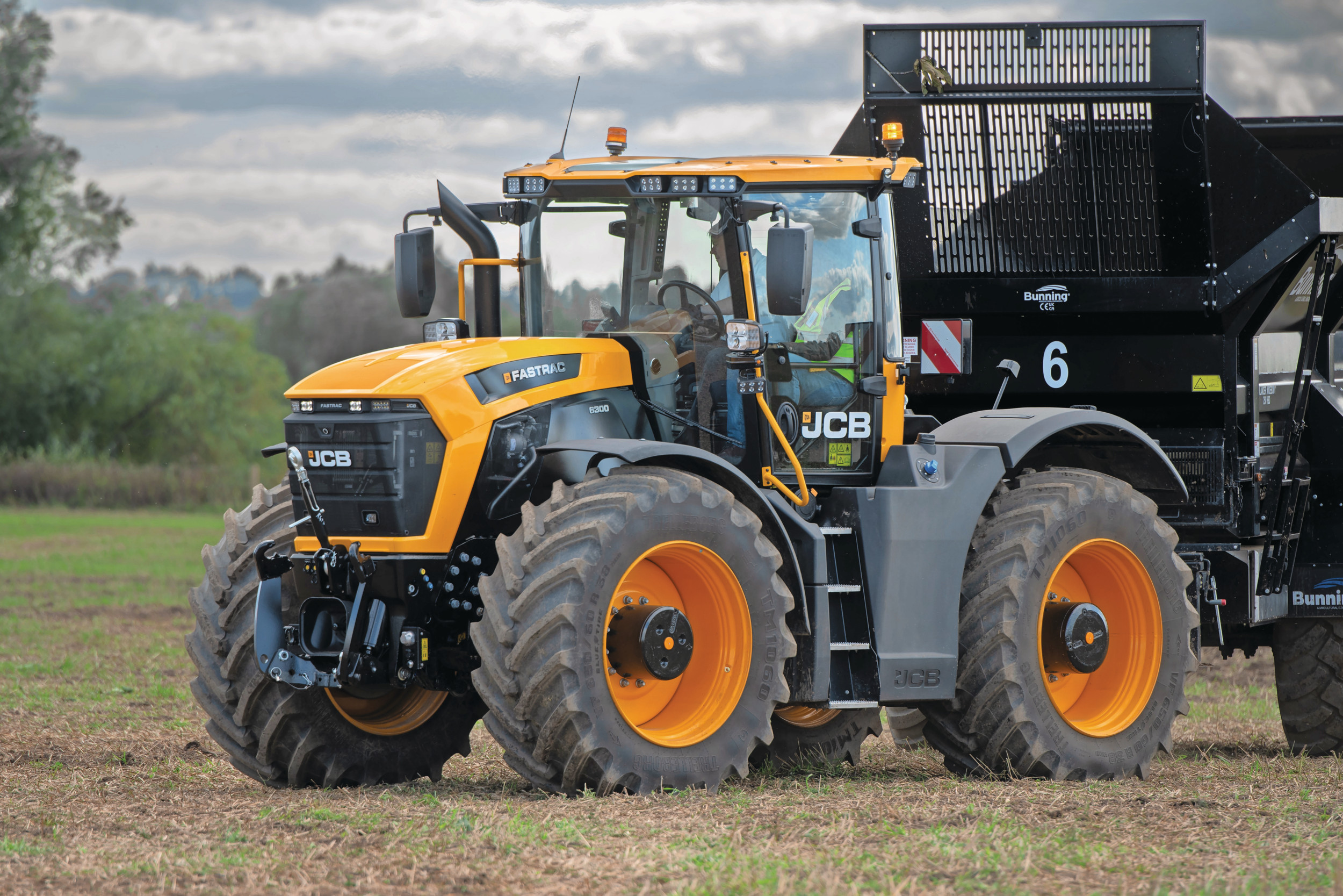 Tijdens een persbijeenkomst toont JCB het nieuwe vlaggenschip uit de 6000-serie: de 6300 met 300 pk op de aftakas en maximaal 335 pk op de motor. Foto: Jacco van Erkelens