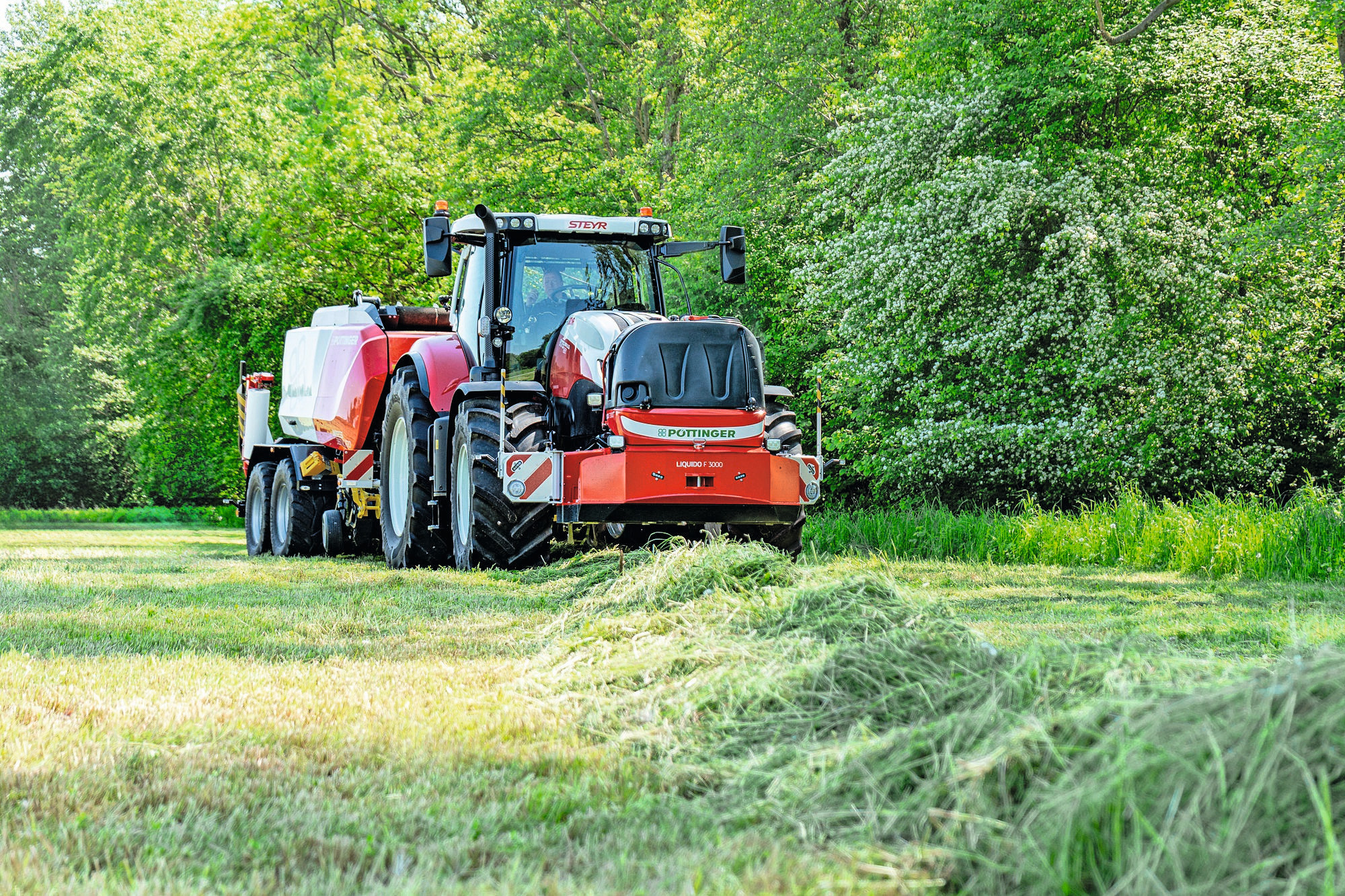 Pöttinger introduceert de Liquido F-fronttank, bedoeld voor het nauwkeurig doseren van kuiltoevoegmiddelen. De machine is verkrijgbaar in twee varianten. Model F 2000 beschikt over twee sproeiers. Model F 3000 heeft vier sproeiers, waarvan er twee automatisch inschakelen. Foto's: Pöttinger