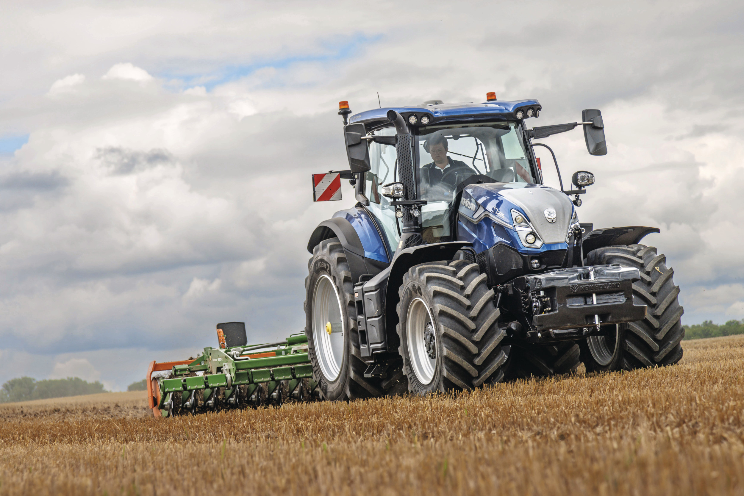 New Holland komt met een nieuwe T7 SWB-trekkerserie. De trekkers hebben een nieuwe transmissie, cabine en vooras. Bovendien beschikken ze over een nieuw uiterlijk én een nieuwe kleurstelling. Foto's: New Holland