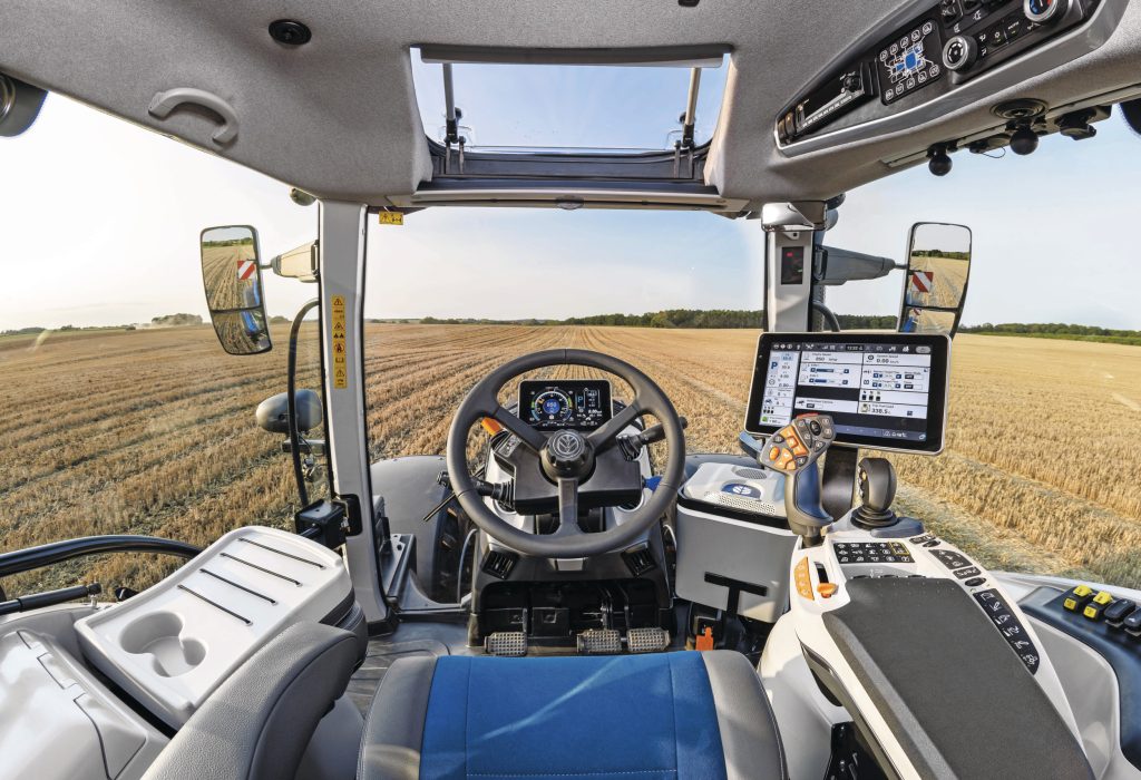 Van binnen lijkt de T7 SWB-trekker sterk op de eerder gepresenteerde T8- en T7 LWB-reeks. Dat betekent: een 12 inch beeldscherm, een nieuwe multifunctionele armleuning en optioneel een beeldscherm in het stuurwiel.