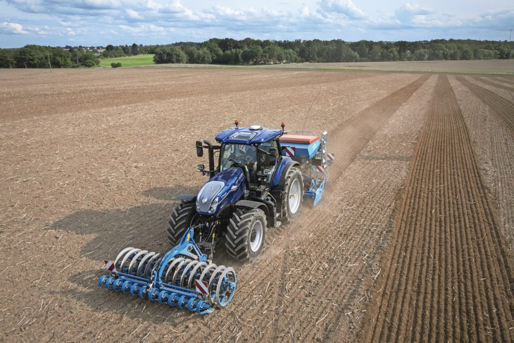 De combinatie van een nieuwe vooras, nieuw ontworpen motorkap en nieuwe assteun maakt dat de draaicirkel van de T7 SWB-serie fors kleiner is (17% kleiner).