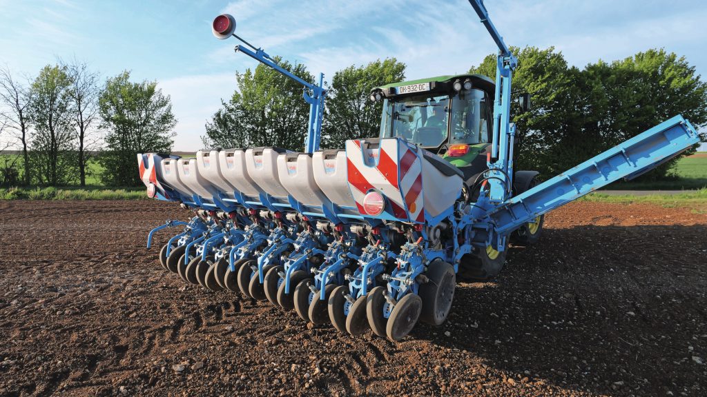 Voor het transport worden alle elementen van de zaaimachine naar binnen geschoven. De stukken frame die nog overblijven klappen daarna omhoog. Met deze constructie blijft de transportbreedte van de zaaimachine binnen de 3 meter.