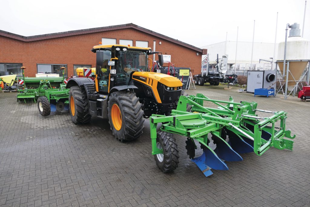 Voor een linkswerkende en achter een rechtswerkende parallelploeg - al dan niet met aangebouwd werktuig - aan een heen-en-weer rijdende autonome trekker. Van idee naar werkelijkheid? Foto’s: Martin Smits