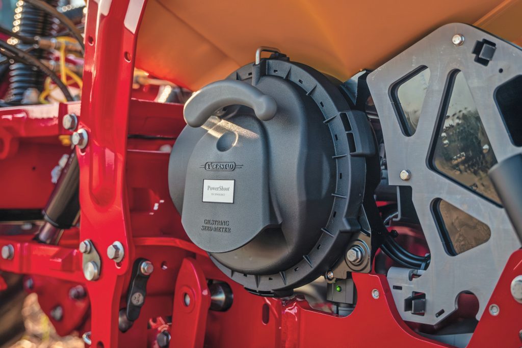 Het zaaihuis is vernieuwd, er is nieuwe elektronica voor de instelling en aansturing van het zaaielement en je kunt de zaaidiepte voortaan variëren op basis van een taakkaart. – Foto: Väderstad