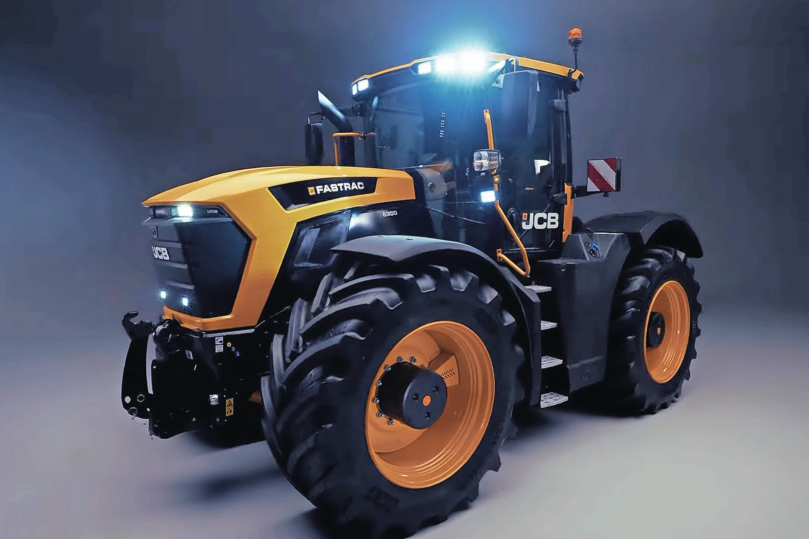 JCB deelt op sociale media een teaser van de nieuwste trekkerserie, de Fastrac 6000, die naar alle waarschijnlijkheid binnenkort officieel onthult zal worden. Deze nieuwe serie valt vermoedelijk tussen de bestaande 4000 en 8000 serie. - Foto: JCB YouTube kanaal