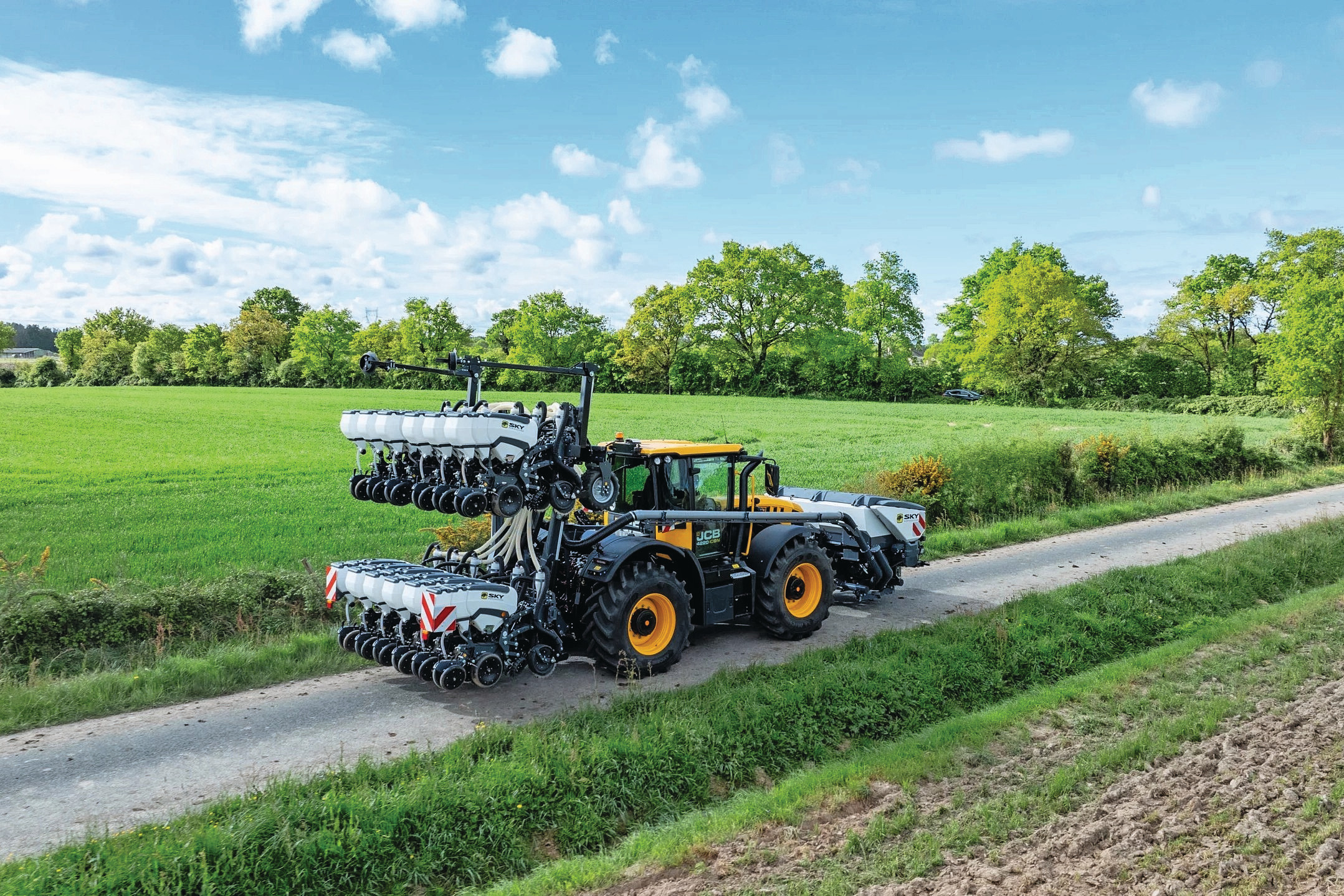 Het Franse Sky Agriculture presenteert precisiezaaier Sonic. Met een vacuümsysteem plaatst de machine zaden exact in de grond, ook met een snelheid van meer dan 12 km/u. Opvallend is dat de Sonic met het RowMotion-systeem de rijenafstand in het veld kan aanpassen zonder gereedschap. Foto's: Sky Agriculture