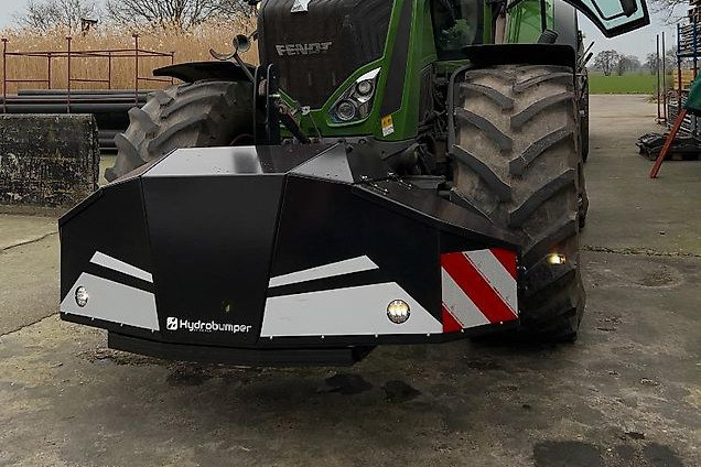 De Belgische fabrikant DriVer heeft een frontgewicht gemaakt met hogedrukspuit, de hydrobumper. Het idee achter dit frontgewicht is om snel een trekker en machine schoon te maken voordat deze de weg op gaan of van perceel wisselen. - Foto: Driver