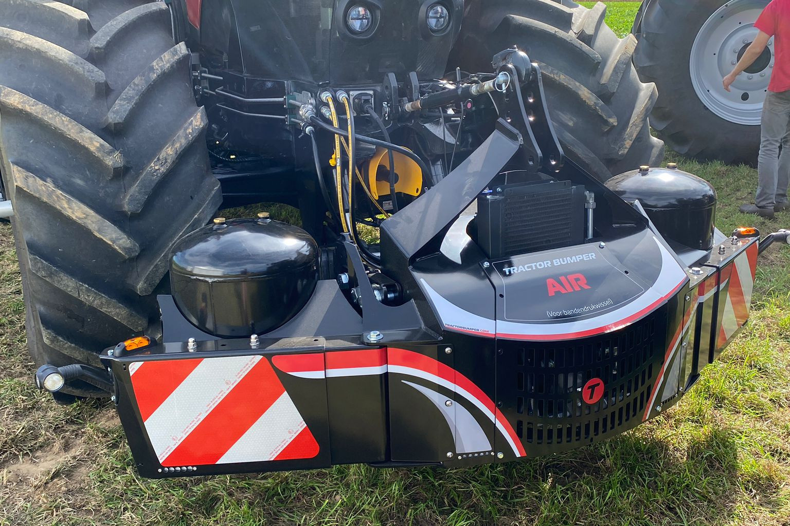 De Nederlandse fabrikant Tractorbumper uit Alphen (N.- Br.) introduceert een tweede prototype bumper met compressor. De bumper is voor het eerst te zien op de werktuigendagen in Oudenaarde in België. Foto: Tractorbumper