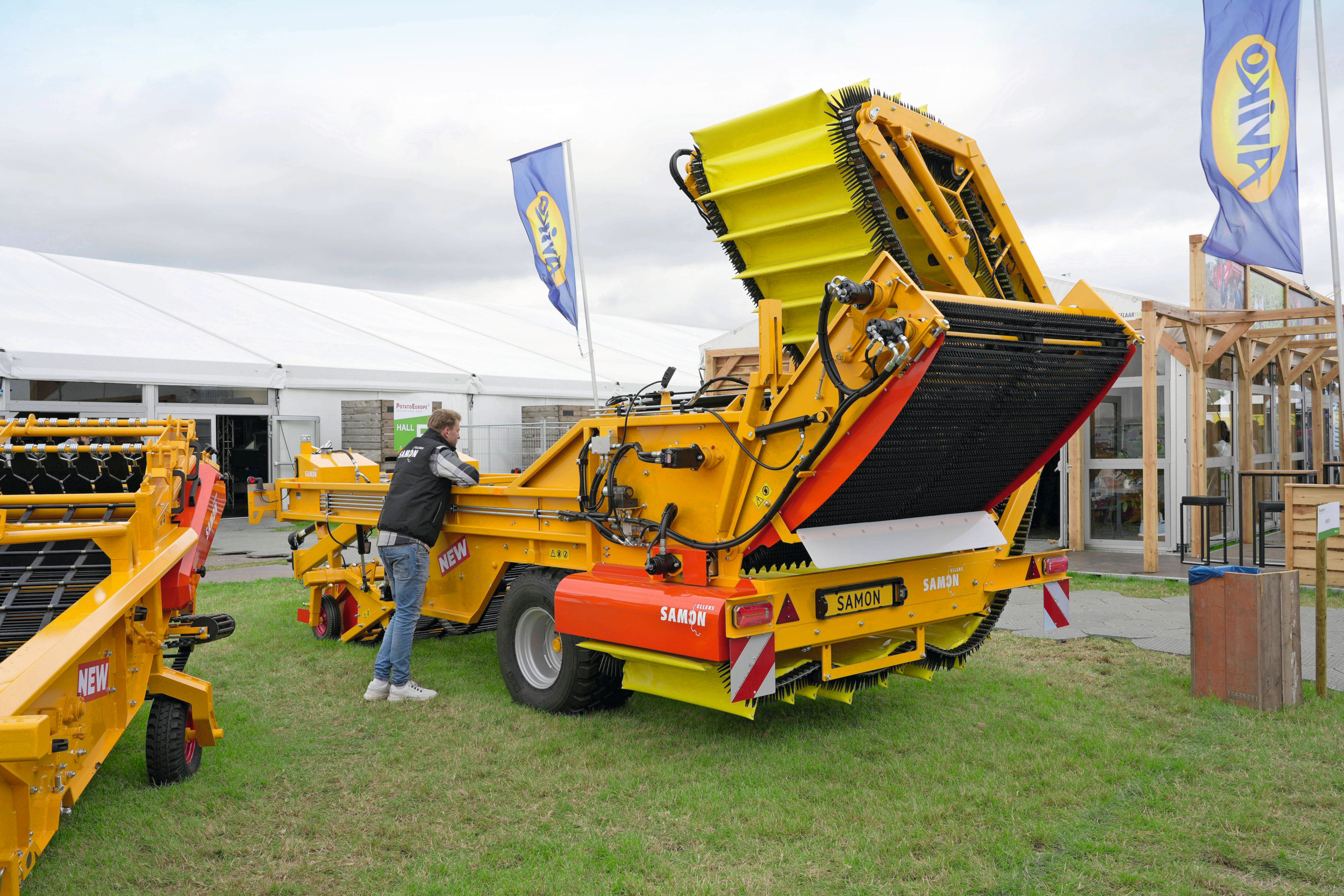 Compacter gebouwd en enkele vereenvoudigingen maken de nieuwe uienlader van Samon lichter van gewicht en goedkoper in de aanschaf. Foto's: Jan Willem Schouten