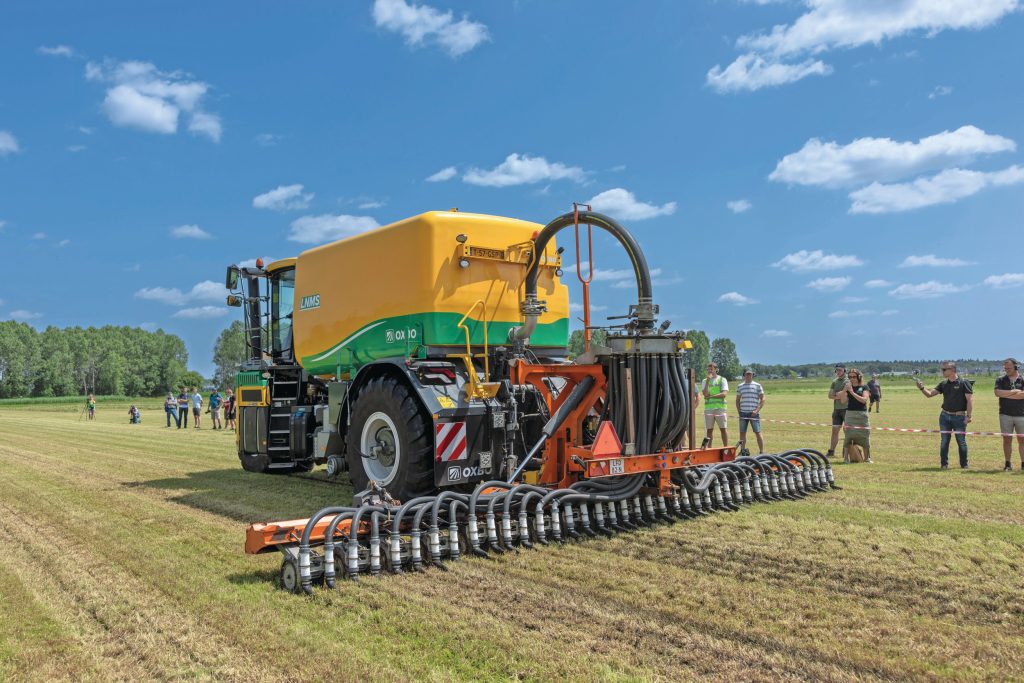 Op droge grond is het soms moeilijk om de kouters voldoende in de grond te krijgen. Op een aangebouwde bemester kun je meer druk zetten dan op een sleepslangsysteem. Iedere methode heeft zijn beperkingen.
