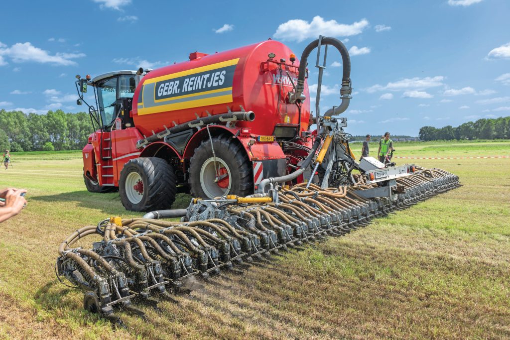 Ook te zien op de Grasdag: overlap geeft meteen versmering en te veel mest. Die komt óp in plaats van tússen het gras terecht. De remedie is: secties heffen, of de overlap eerst 'droog' bemesten.