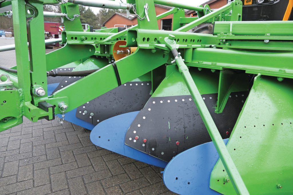 Von der Heide koos voor standaard kunststof risters (blauw). De achterkant van de houders is met kunststof (zwart) bekleed tegen aankoeken van grond.