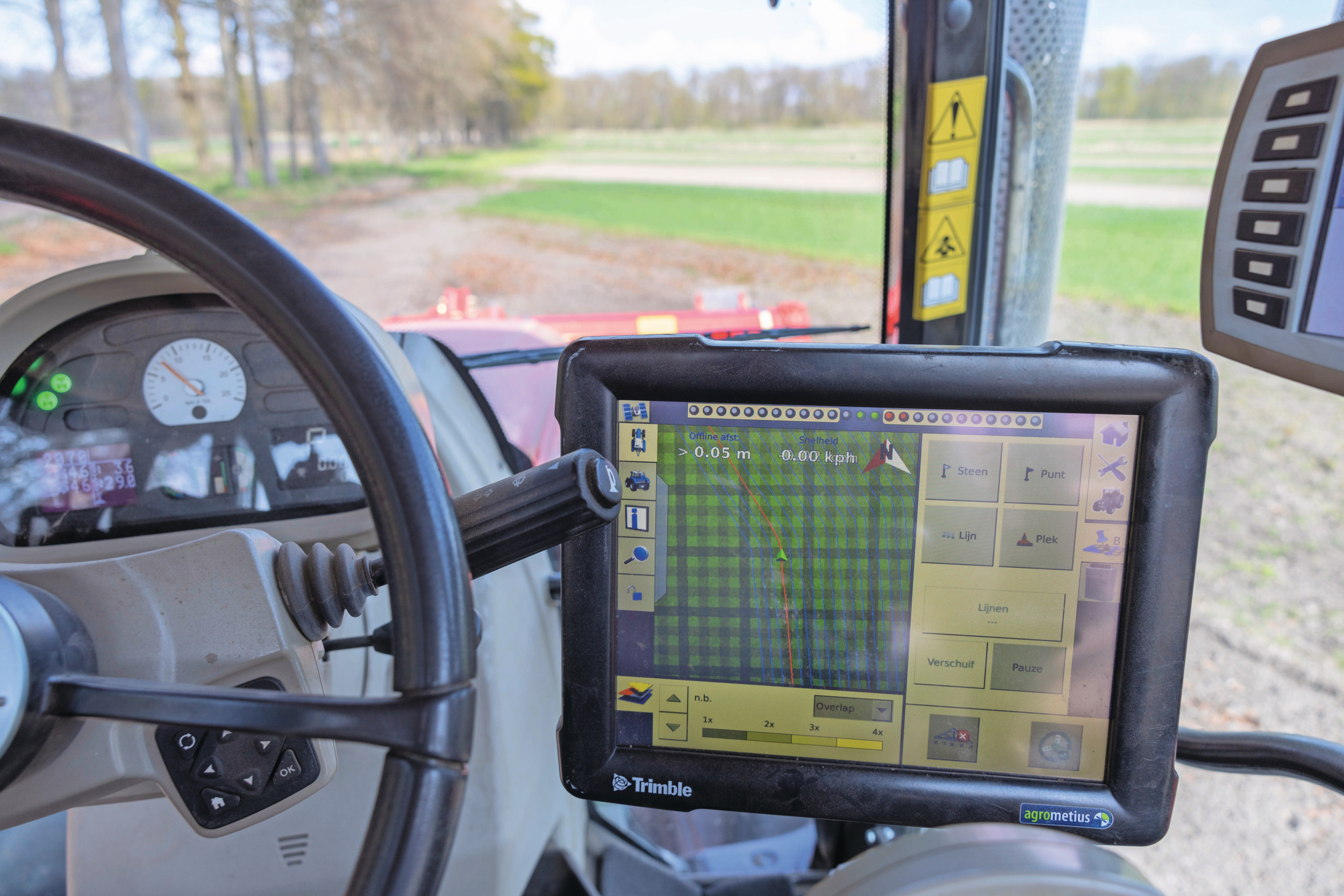 Gps-systemen op trekkers zijn populair roofgoed. Organisaties als ZLTO, Cumela en Platform Veilig Ondernemen zijn samen een landelijke wedstrijd gestart. Het doel is het vinden van het beste idee tegen gps-diefstal uit trekkers. Foto: Peter Roek