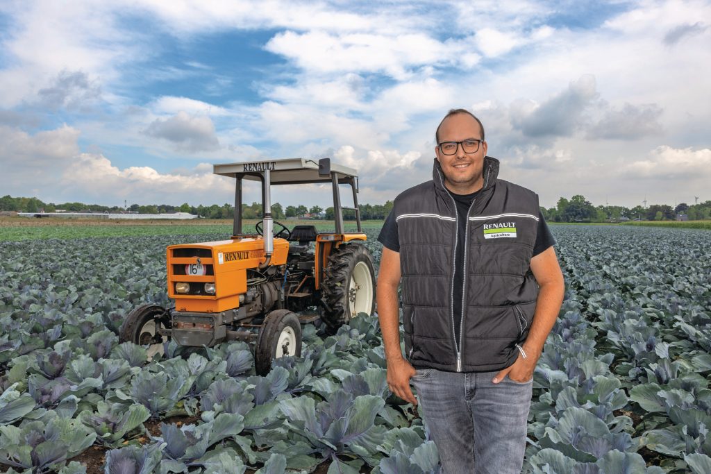 Bart Martens (24) in Hoeven (N.-Br.) studeert Agrotechniek en Management aan Aeres Hogeschool Dronten. Hij is de trotse bezitter van deze klassieke Renault 421M.