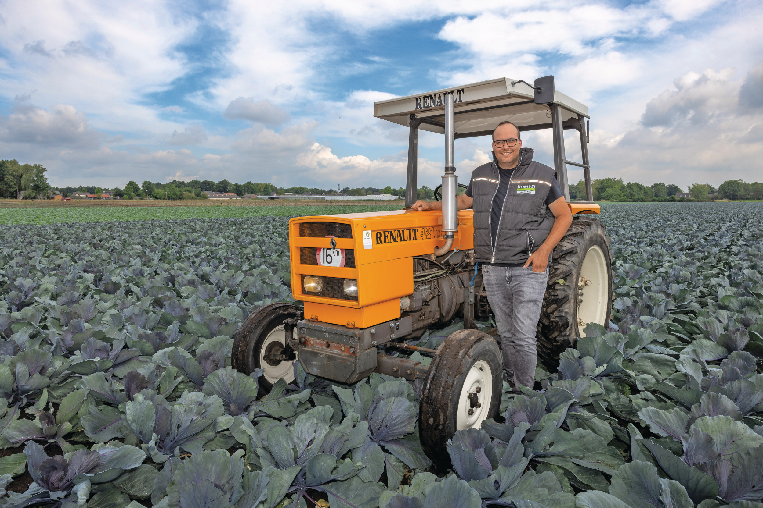 Sommige TREKKER-lezers zal deze Renault 421M van Bart Martens bekend voor komen. Dat kan kloppen. De trekker is afkomstig van de vroegere praktijkschool in Ede. In Nederland struikel je niet over de mooie 421’s, maar de klassieke Renault van Bart is toch wat aparts. Foto’s: Peter Roek.