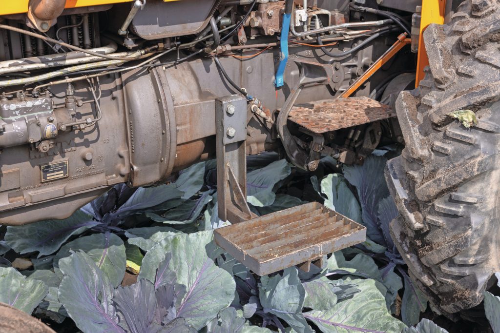 Waarschijnlijk nóg een herinnering aan een eerder leven bij de praktijkschool: een vrij royale opstap. Origineel was dat bij Renault niet veel meer dan een beugel. Foto: Peter Roek.