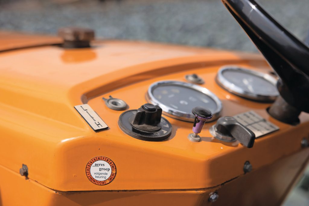 Het zijn maar kleinigheden, maar een aantal aangebrachte plaatjes zoals inventarisnummer en schakelpatroon herinneren aan een eerder leven op de praktijkschool.